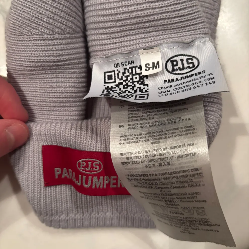 Snygg grå ribbad mössa från Parajumpers med broderad logga framtill. Perfekt för kyliga dagar med stilren design och mjukt material. Har aldrig använt så skick är 10/10. . Asusteet.