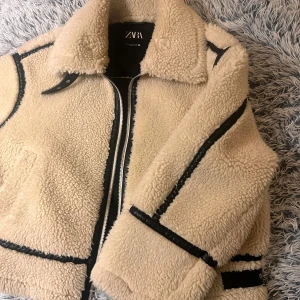 Beige teddyjacka från Zara - Säljer min beiga teddyjacka från Zara. 