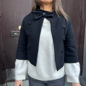 Svart Trekvartsärmad kappa - Så snygg Trekvartsärmad kappa med rosett. Perfekt för höst och vår. 🥰