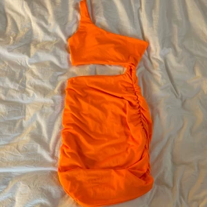 Neon klänning - Neon orange klänning, aldrig använt!💛