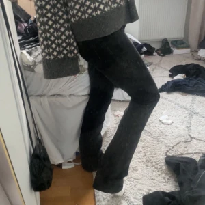 Svarta bootcut byxor - Snygga svarta bootcut byxor med en klassisk passform. Perfekta för en stilren look. Byxorna har en smickrande siluett och är lätta att matcha med olika toppar. Tryck gärna på köp nu