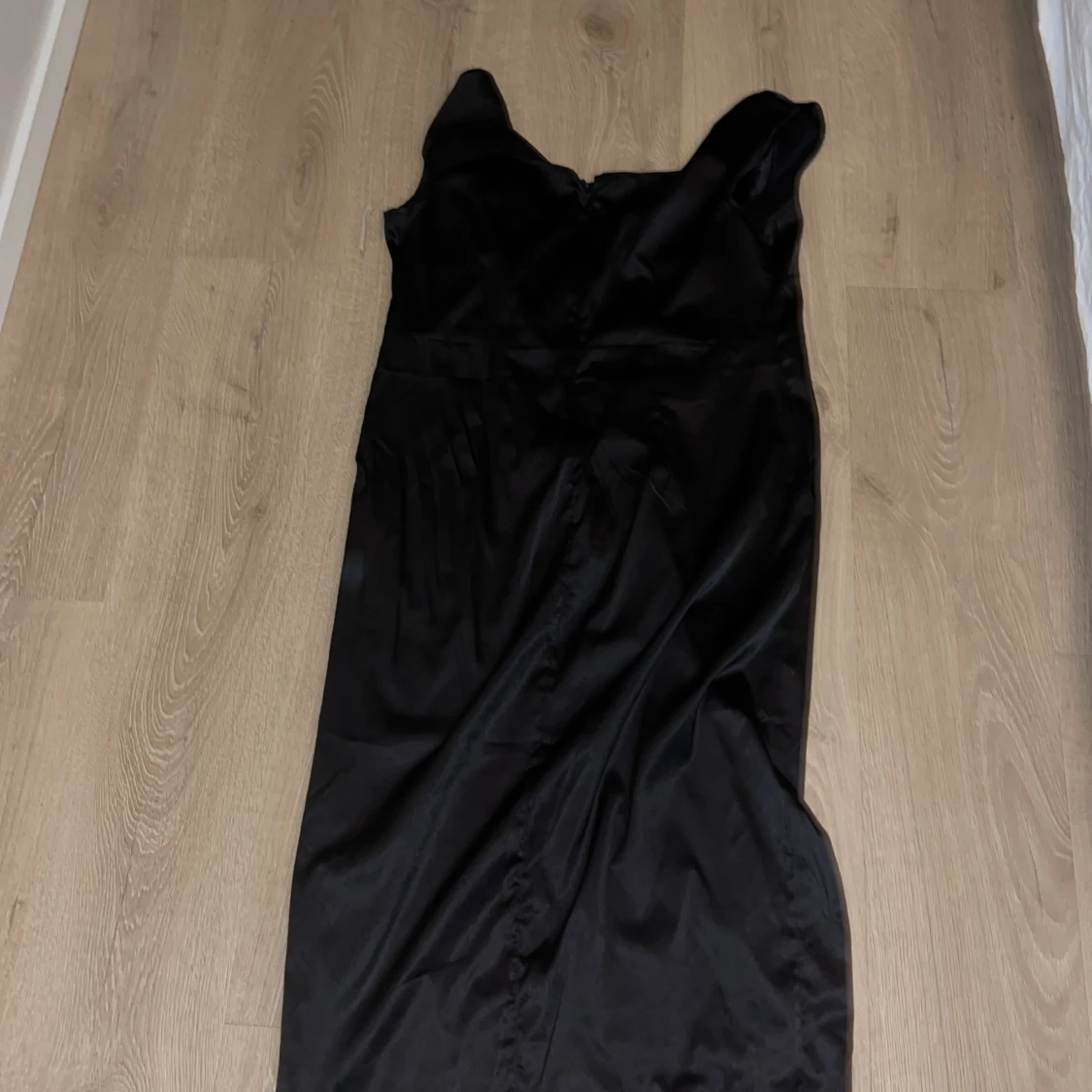 Svart långklänning i satin - 90