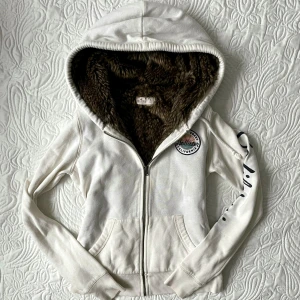 Vintage vit hollister zipup hoodie med päls - Fraktar eller möts upp! Har päls inuti⭐️