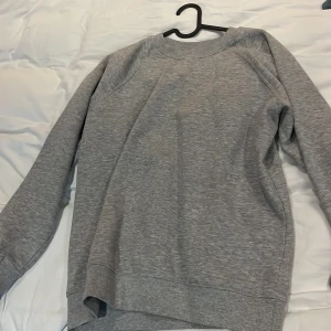 Grå tröja från H&M - Grå tröja från H&M. Sitter lite oversized. Inga defekter och som ny!