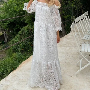 Vit offshoulder klänning - Intresse koll! vit offshoulder klänning med broderade detaljer. Klänningen har långa ärmar och en luftig passform. Den är från BYIC och är knappt använd.