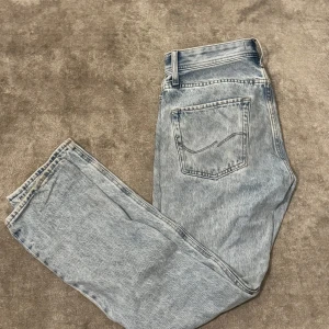 Ljusblå jeansbyxor - Säljer ett par blåa jack & Jones jeans jätte bra kvalité och bra pris. bara andvänt fåtal gånger och är i storlek W29 L32    Pris kan diskuteras👍