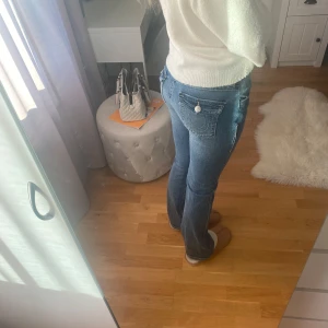 True Religion jeans - Säljer mina true religion jeans då de är lite stora och kommer därför inte till användning. Storlek 28 i midjan men passar m/s och någon runt 170cm. Skriv för exakta måtten.