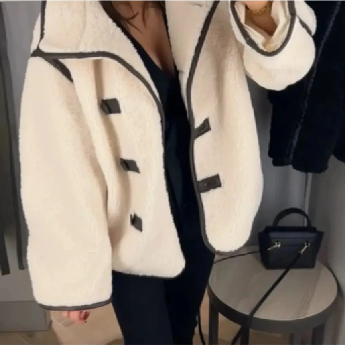 teddyjacka med svarta detaljer hm - 92