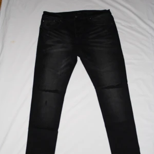 Amiri Jeans  - Snygga svarta Amiri jeans i väldigt bra skick. Storlek: midja ca 44cm, längd ca 108cm.