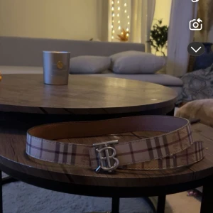 Burberry bälte  - Säljer bältet för att jag inte använder den längre 