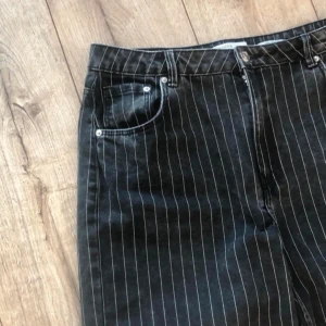 Opium Type Jeans mä slitningar - Säljer nu mina riktigt feta Distressed Bershka Jeans, Slitningarna är del av designen. Skick 9/10, Storlek: L, kom dm för Mått! 