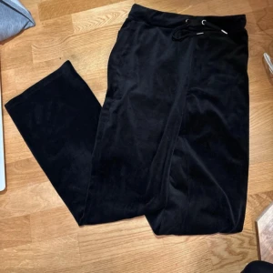 Svarta velour mjukisbyxor - Snygga och bekväma svarta mjukisbyxor i mjukt material, velour. Perfekta för en avslappnad dag hemma eller en snabb tur till affären. Byxorna har en elastisk midja med snörning för bästa passform. Dom är i storlek xs men passar även s! Använda men i gott skick 🩷