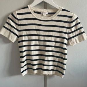 Randig topp från Gina Tricot - Säljer en stilren randig topp från Gina Tricot i svart och vit. Toppen har korta ärmar och en rund halsringning. Är ungefär använd 3-4 gånger så som ny! Säljer pga att den inte kommer till användning längre!💕