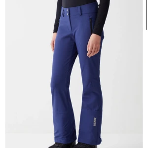 Colmar skidbyxor  - Superfina äkta blåa skidbyxor från Colmar, strl skulle jag säga 34 men dem är stretchiga så passar 36. Oanvända, säljer pga fel storlek. Nypris 3 200 kr!☺️Skriv för fler bilder eller funderingar!