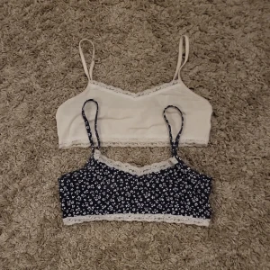 2 pac toppar - En vit topp och en blå mönstrad topp med lite spets på. Passar till 10-13 åriga flickor
