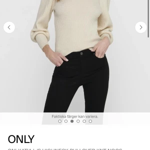 Rosa ribbad tröja från ONLY - Säljer en snygg rosa ribbad tröja från ONLY. Tröjan har en hög hals och långa ärmar, perfekt för kyligare dagar. Den är både stilren och bekväm, ett måste i garderoben! Ordinare pris 399kr. Använd 2 gånger. 