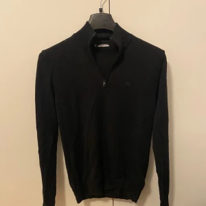 Svart halfzip från J.Lindeberg - Snygg svart halfzip från J.Lindeberg i storlek S, 60% merinoull. Den är i bra skick och har inga defekter. Det är bara att skriva för mer info eller bilder! Pris kan diskuteras vid snabb affär!