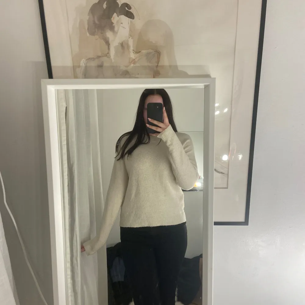 Säljer en stilren vit stickad tröja med långa ärmar. Perfekt för kyligare dagar och enkel att matcha med olika outfits. Tröjan har en klassisk design med ribbstickade muddar vid ärmslut och nederkant.. Neuletakit & Villapaidat.