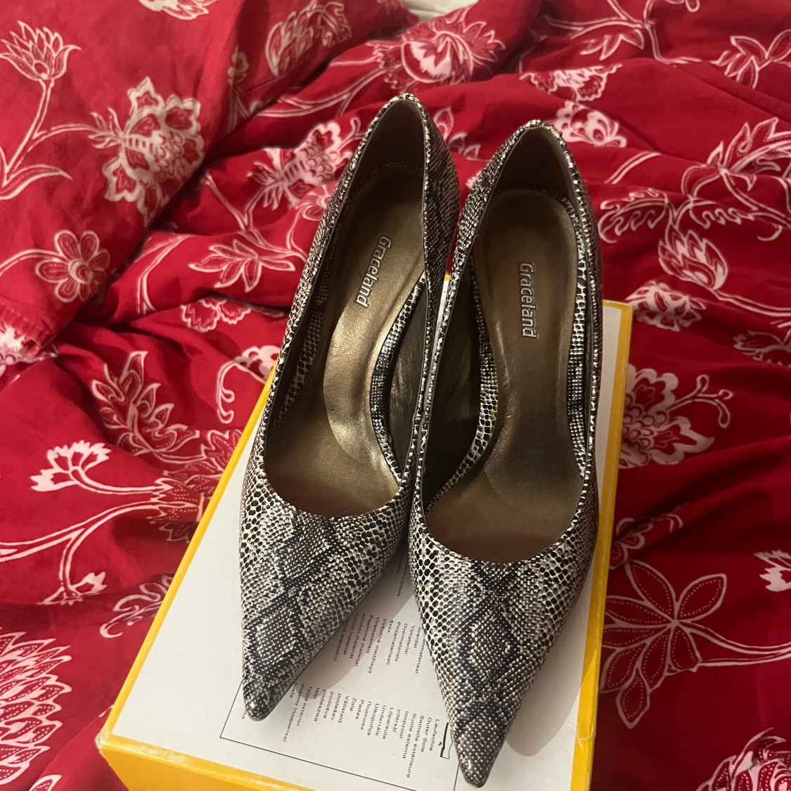 Ormskinnsmönstrade pumps från Graceland - 1