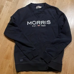 sweatshirt från Morris - Tröjan har långa ärmar och ribbade muddar vid ärmslut och nederkant. Pris kan diskuteras