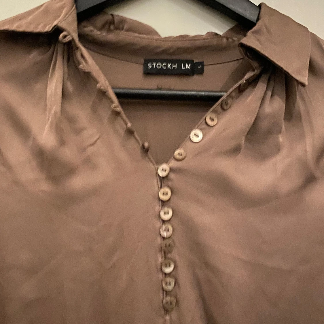 Brun blus med krage  - 91