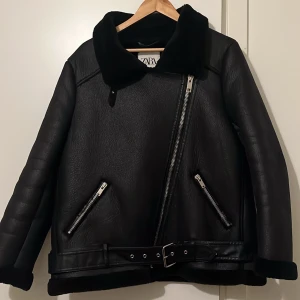 Zara Jacka - Använd fåtal gånger men annars i jätte bra skick! Nypris 1195kr