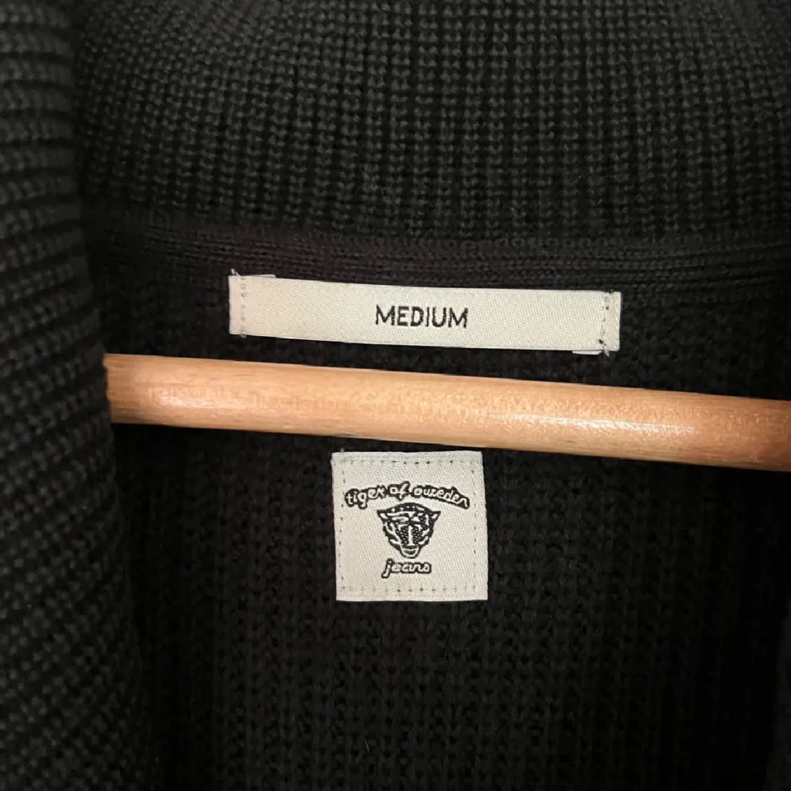 Svart stickad kofta från Tiger of Sweden - 90