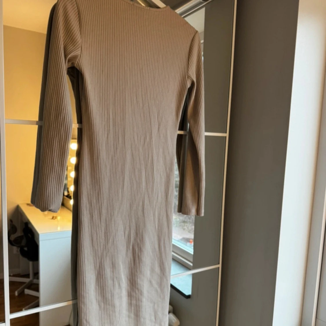 Beige ribbad klänning - 91