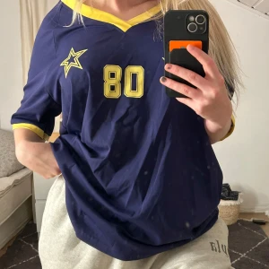 T-shirt från lioness  - T-shirt från lioness. Strl S 