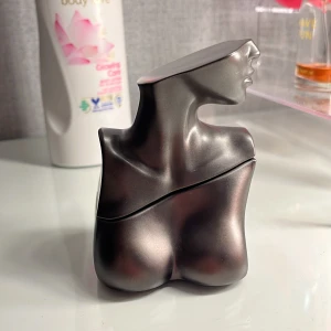 Eilish No. 2 Parfym - Använd ca 5 gånger. Nypris är olika men ungefär 600-900 kr❤️