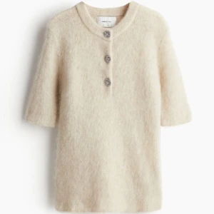 Beige stickad tröja i mohair - Superfin stickad tröja / topp i mohair från H&M EDITION. Den har trekvartsärmar och superfina knappar som detaljer. Storlek xs men passar även s.  Säljs inte längre.