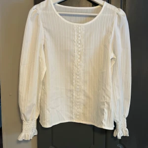 Vit blus  - En vit blus. Säljer pga för liten. Storlek XS. Minns inte vart den är ifrån då de va länge sedan jag köpte. Kan vara från shein. 