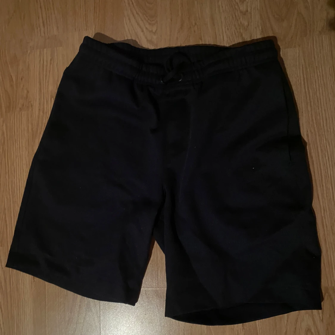 Svarta shorts med snörning