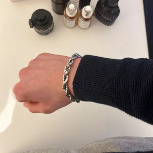 Silver armband - Säljer min sjukt snygga silver länk! Rejält snygg och passar alla olika typer av storlekar! Den är no size så passar alla olika typer av handleder!