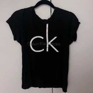 T-shirt från Calvin Klein - Snygga t-shirt från Calvin Klein med det ikoniska 'ck' trycket. Finns i svart och grått, båda med korta ärmar och rund hals. Perfekt för en stilren och avslappnad look. En för 120 antingen svart eller grå eller  båda för 200kr 