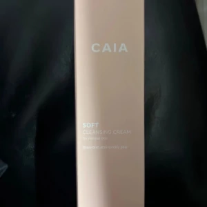 Soft Cleansing Cream från CAIA - Mjuk rengöringskräm från CAIA med doft av kaktusfikon och päron. Perfekt för en skonsam rengöring av huden. Kommer i en stilren rosa förpackning.