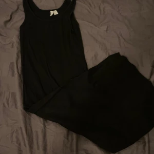 Långklänning - Säljer min klänning som är så fin och skön på sommaren! Den är från H&M i storlek M men den passar mig som har XS/S! Skriv gärna om ni har frågor eller vill ha fler bilder❤️