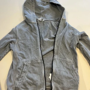 Stone Island Zip Hoddie - En grå stone island zip hoodie som passar storlek  xs. Den är i riktigt gott skick och badgen är också i bra skick som man kan se på tredje bilden. Skriv privat för fler frågor!