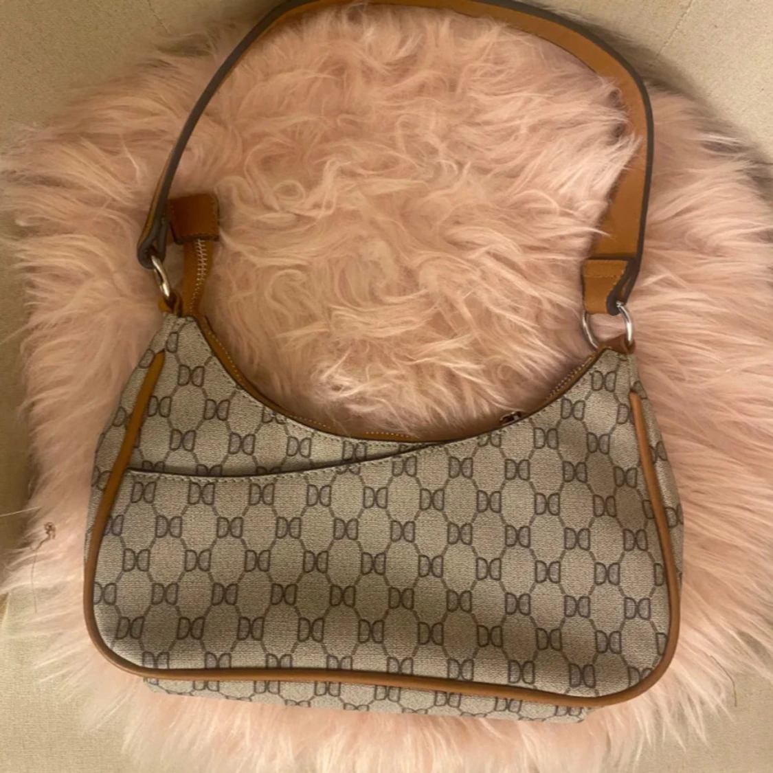 Trendig beige brun axelväska med vintage look Don Donna