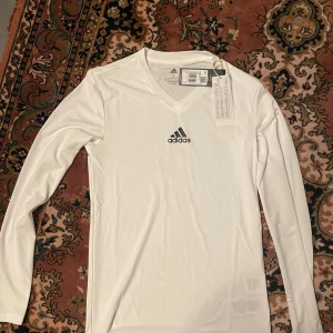 Helt ny träningströja från Adidas - Helt ny och oanvänd träningströja från adidas i perfekt skick, tillverkad i primegreen material