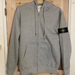 Stone Island Hoodie - Använd till och från i ett halvår, men inget slitage eller fläckar. Kanske prutningsbar🤔