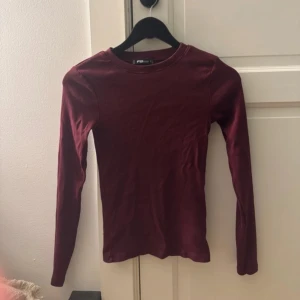 Vinröd långärmad topp - Super fin vinröd tröja ifrån new yorker. Storlek S men passar XS också, använd 1 gång och är i mycket bra skick😊