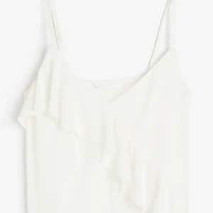 Vitt top  - Jättefin vit top med volang storlek S