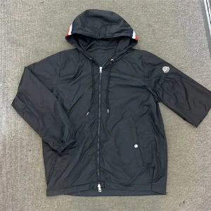 Svart Moncler Windbreaker - Snygg svart vindjacka från Moncler med huva och dragkedja. Äkta med kvitto, perfekt vårjacka och höst jacka. Storlek L/ M 