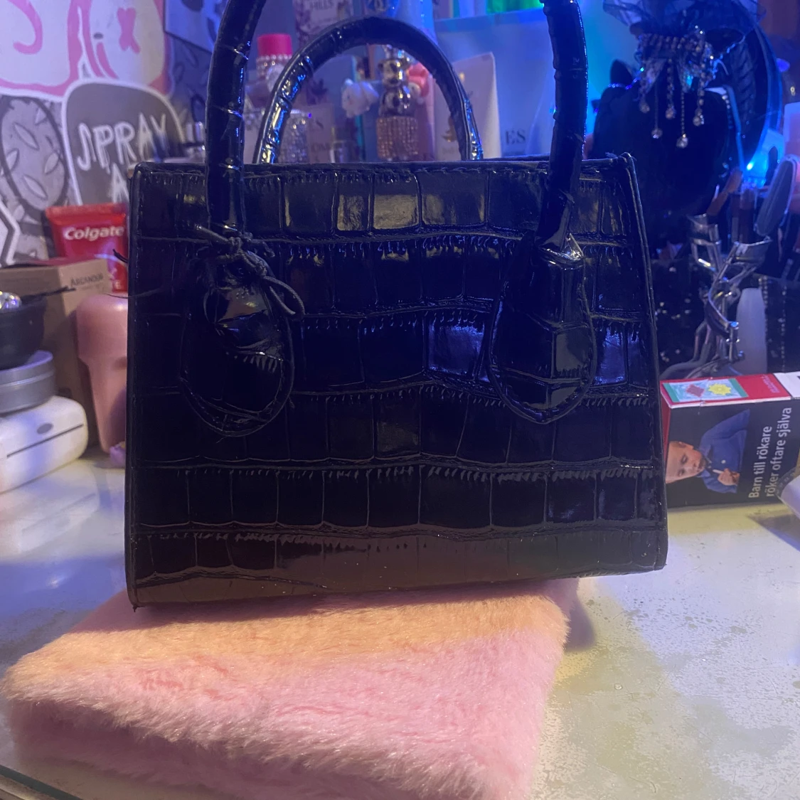 Svart handväska i krokodilmönster