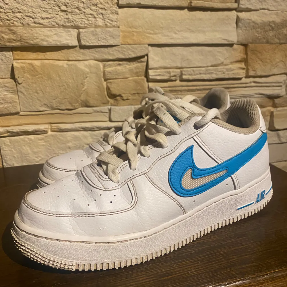 Nike Air Force 1 Low GS White Aqua – Storlek 38,5 EU Säljes ett par Nike Air Force 1 Low GS i färgen White Aqua. Skorna har en stilren vit överdel i läder med den ikoniska Swoosh-loggan i blått (Aqua). • Storlek: 38,5 EU • Modell: Nike Air Force 1 Low GS White Aqua • Skick: Skorna har tecken på användning, men är fortfarande i bra skick för att användas. De kan behöva en lätt rengöring för att återfå sin fulla potential. Perfekta för dig som letar efter et. Kengät.