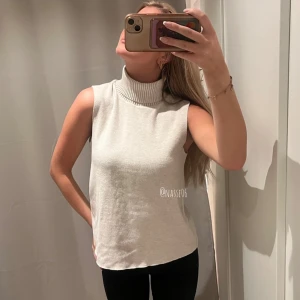 Beige polo tröja Zara - Superfin beige polo tröja från Zara i storlek S🥰 Mysig och i bra skick! Ta inte mina bilder🙏🏻