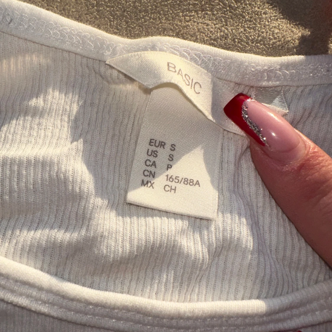 Vit ribbad linnetopp från Basic - 90