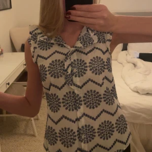 Mönstrad blus från Holly & Whyte - Jättesöt blus, går både att klä upp och klä ner! Inga defekter osv, den är som ny🥰storlek 38 men skulle säga att den sitter som en S❤️
