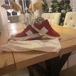 Valentino flycrew  - Snygga röda sneakers i mocka med vita detaljer och snörning. Perfekta för en avslappnad stil. Säljer då dom blivit lite för små kom pv för fler bilder osv!